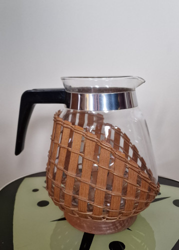 Glaskanne mit korbgestell - glaskanne,